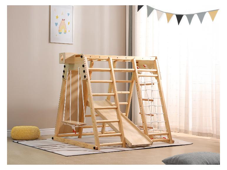 Aire de jeux intérieure en bois avec balançoire, toboggan et échelle de corde dans une chambre d'enfant.