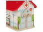 Une maison en bois pour enfants, avec une ambulance, un toit rouge et une porte avec une poignée.