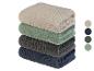 Une pile de serviettes en beige, vert, gris foncé et bleu foncé