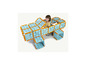 Un enfant joue avec des blocs bleus et orange pour construire une structure.