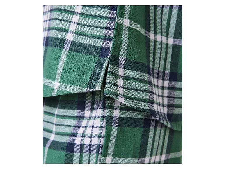 Chemise à carreaux verte et blanche avec une fente latérale.