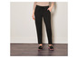 Pantalon noir avec cordon de serrage et mocassins noirs à pompons.