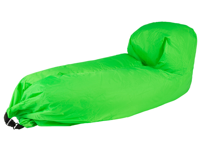 Un pouf gonflable vert.