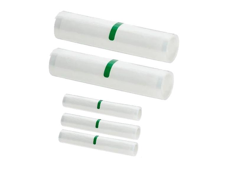 Cinq rouleaux de film alimentaire transparent avec une bande verte au centre.