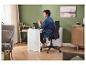 Chaise de bureau LIVARNO home avec dossier en maille, utilisée par un homme à un bureau blanc