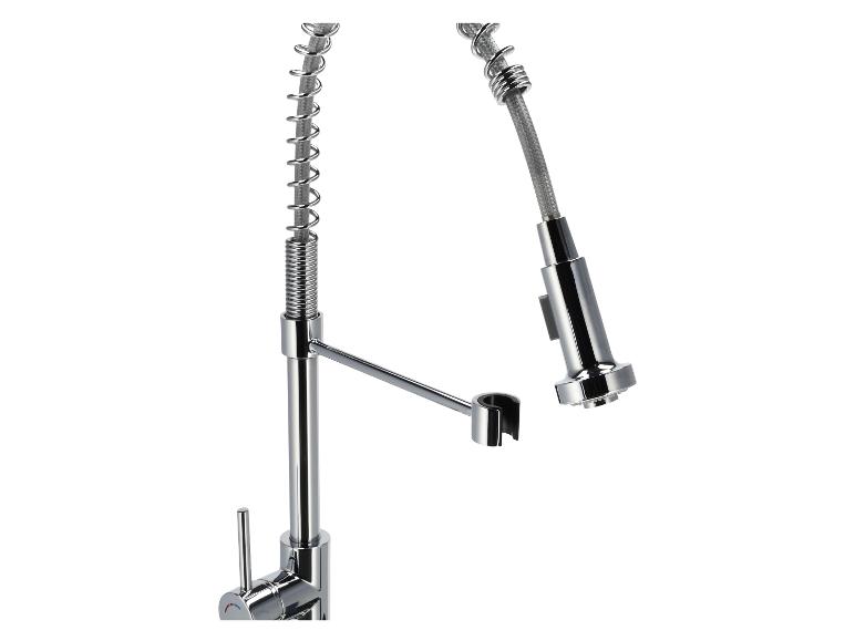 Robinet de cuisine chromé avec douchette extractible et ressort.