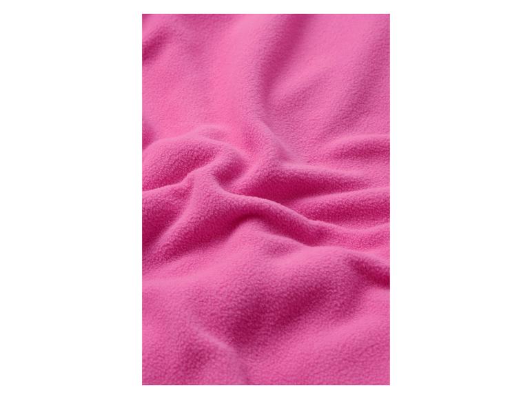 Tissu polaire rose avec des plis doux.