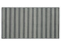 Un tapis rayé gris.