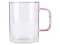Une tasse en verre transparente avec une poignée rose.