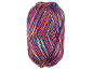 Pelote de fil multicolore avec des nuances de bleu, orange, fuchsia et jaune.