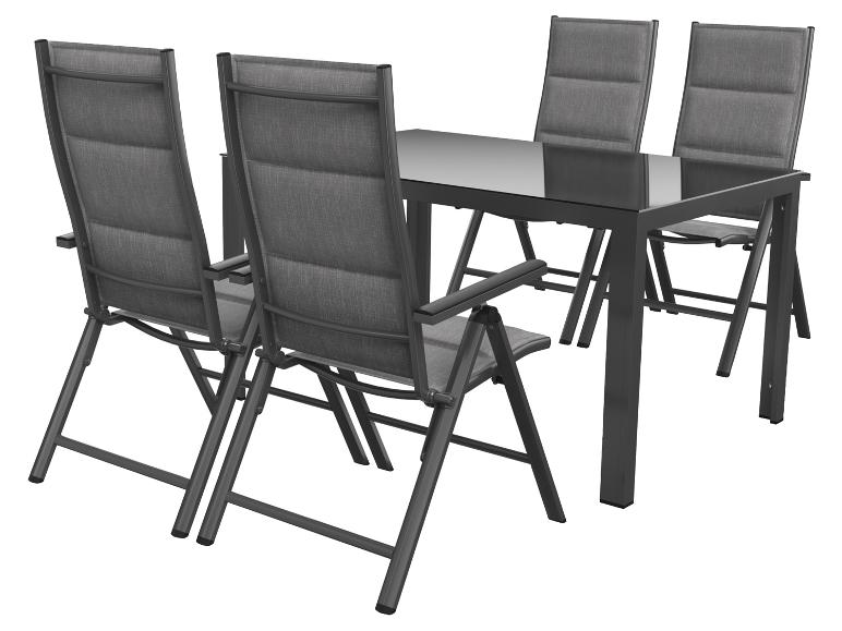 Ensemble de mobilier de jardin: table grise avec plateau en verre et quatre chaises pliantes avec accoudoirs.
