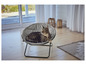 Un chat couché dans un lit rond gris pour chat.