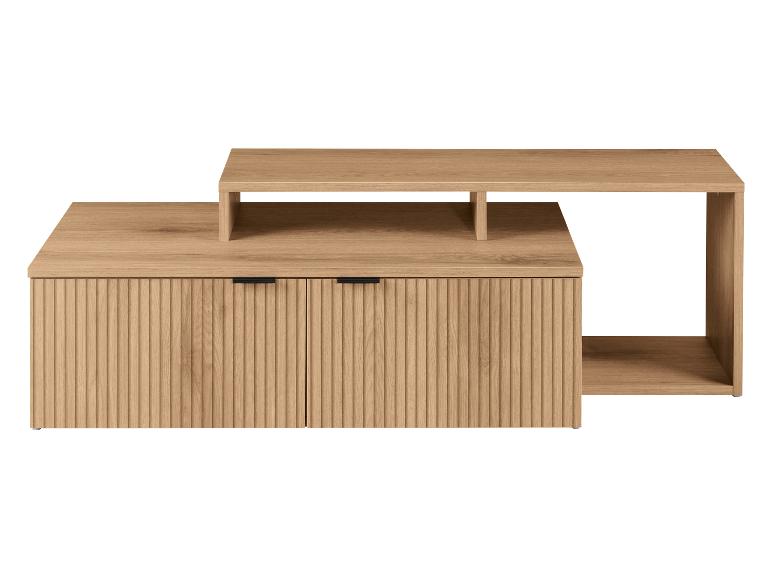 Table basse en bois clair avec portes cannelées et étagères ouvertes.