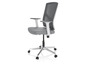 Chaise de bureau grise avec dossier en maille et accoudoirs blancs.