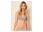 Femme en soutien-gorge et culotte en dentelle beige.