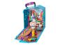 Une valise bleue de jouets avec un panier de basket-ball, une planche à roulettes et d'autres accessoires.