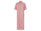 Robe chemise longue rose poudré à manches courtes.