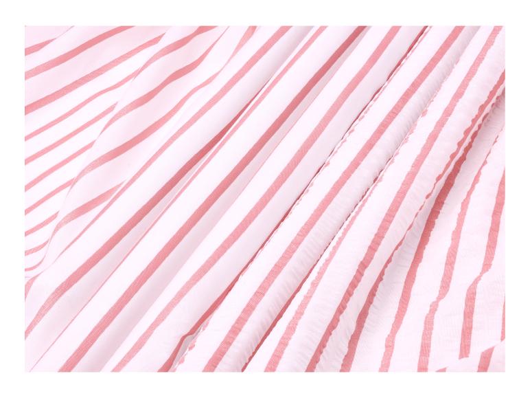 Tissu en coton à rayures roses et blanches, avec des plis doux.