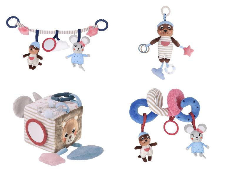 Quatre produits pour bébé : une arche d'activités, un hochet, un cube d'activités et une chaîne de poussette.
