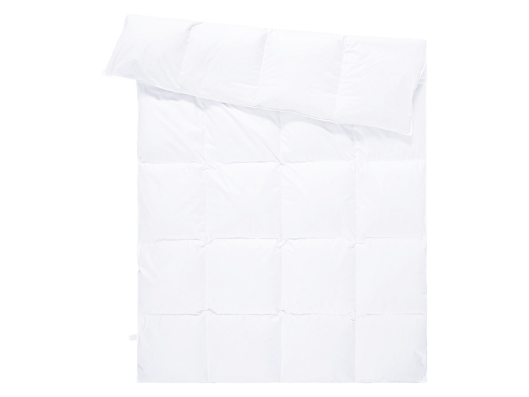 Une housse de couette et un oreiller blancs.
