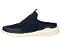 Chaussure de sport slip-on en maille bleu marine avec semelle beige.