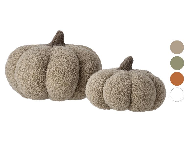 Deux coussins décoratifs en forme de citrouille beige.