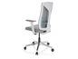 Un fauteuil de bureau gris avec accoudoirs et roulettes
