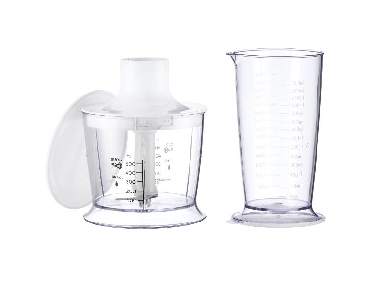 Un accessoire de mixeur plongeant blanc et un verre doseur transparent avec des graduations.