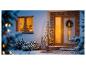 Lumières et décorations de Noël devant une maison dans un paysage enneigé.