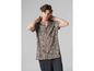 Homme portant une chemise beige à manches courtes avec un motif abstrait noir