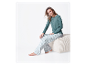 Pyjama femme : haut vert à manches longues et pantalon à carreaux.