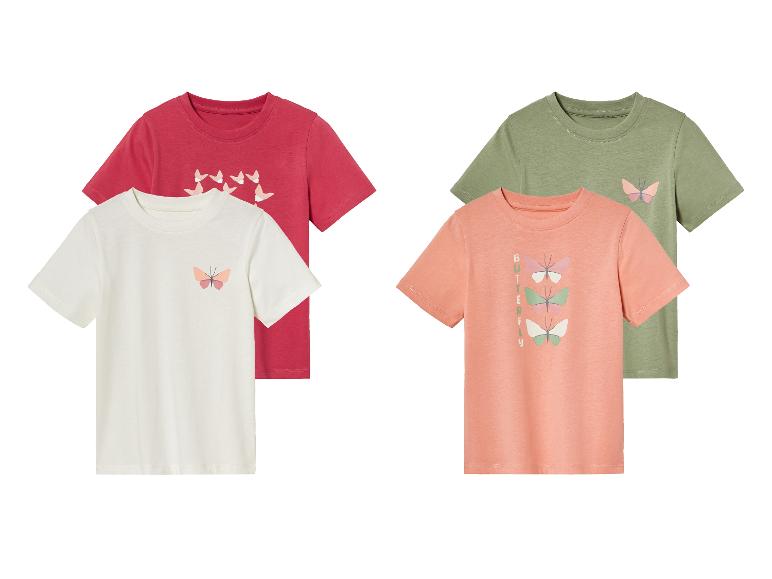 Quatre t-shirts avec des motifs de papillons.