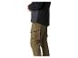 Veste noire homme et pantalon cargo kaki, visibles de la taille vers le haut.