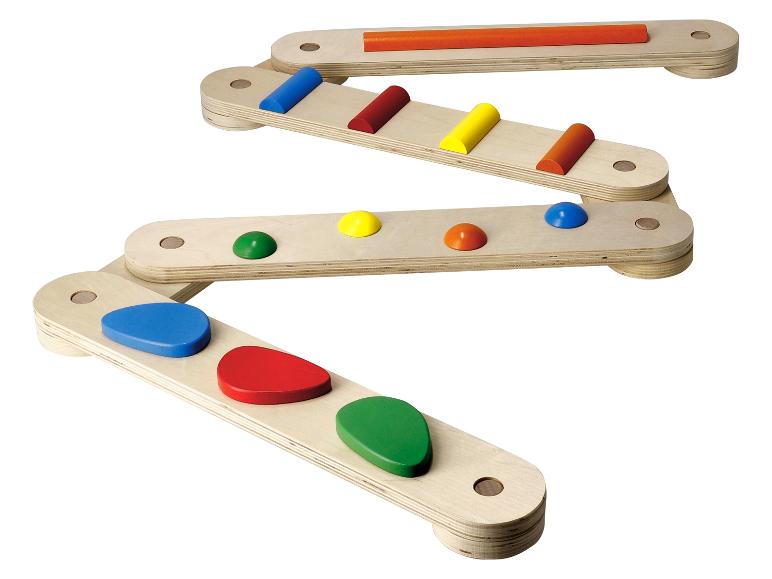 Jouet en bois avec des formes et des couleurs variées, disposé sur une structure articulée.