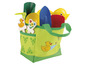 Un sac vert avec des outils de jardin pour enfants, y compris une pelle, un arrosoir et des outils.