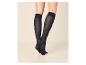 Jambes de femme avec des chaussettes montantes bleu foncé, talon et pointe renforcés.