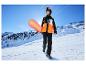 Veste freeride femme CRIVIT, snowboard et vêtements de ski en paysage montagneux enneigé.