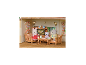 Lapins jouets assis sur des canapés miniatures, avec une table basse et une télévision.