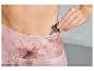 Gros plan sur un pantalon rose avec une clé dans la poche.