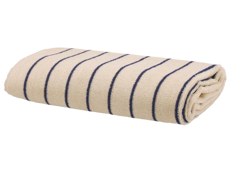 Une serviette beige à rayures bleu foncé, roulée.