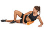 Une femme en tenue de sport utilise un rouleau en mousse pour faire des exercices.