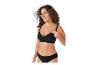 Un soutien-gorge noir avec dentelle et armatures et une culotte assortie.