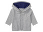 Un sweat-shirt gris à capuche pour bébé.