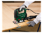 Une personne utilise une scie sauteuse Parkside pour couper du bois.