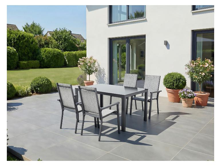 Ensemble de salle à manger d'extérieur avec table et quatre chaises sur une terrasse moderne.