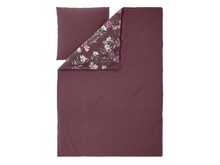 Parure de lit bordeaux avec motif floral.