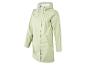 Un imperméable vert clair avec capuche.