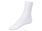 Des chaussettes blanches à côtes.