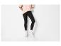 Haut rose femme et legging noir avec baskets blanches.