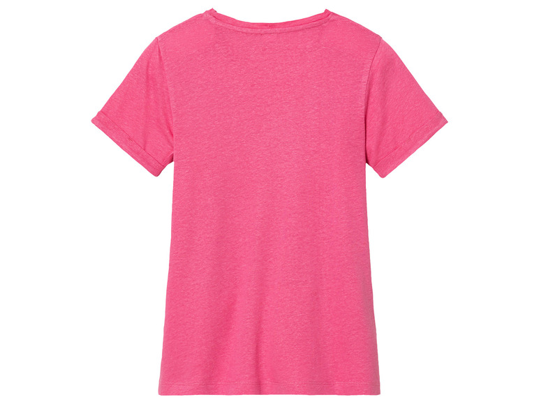 Un t-shirt rose à manches courtes.